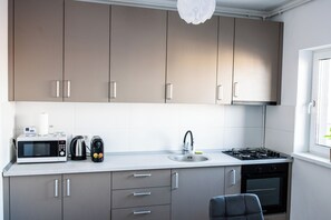 Full-size fridge, microwave, oven, stovetop