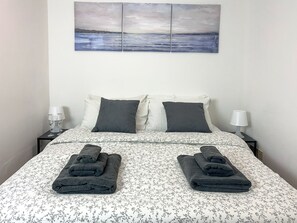 1 chambre, fer et planche à repasser, lit de bébé portatif