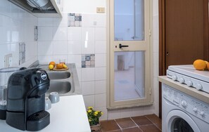 Kühlschrank, Ofen, Herdplatte, Wasserkocher mit Kaffee-/Teezubehör