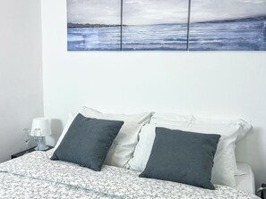 1 chambre, fer et planche à repasser, lit de bébé portatif