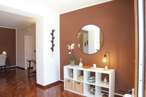 Villa, eingeschränkter Meerblick | Wohnbereich | 32-Zoll-Flachbildfernseher mit Satellitenempfang