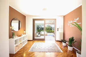 Villa, vista mare parziale | Area soggiorno | TV a schermo piatto 32 pollici con canali satellitari