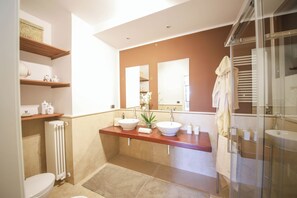 Villa - delvis havudsigt | Badeværelse | Bruser, hårtørrer, bidet, håndklæder