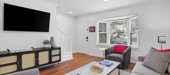 0.5 mi UGA Stadium & Campus– 2 BR 2.5 BA Athens Townhome with King, Queen + Twin