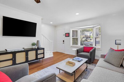 0.5 mi UGA Stadium & Campus– 2 BR 2.5 BA Athens Townhome with King, Queen + Twin