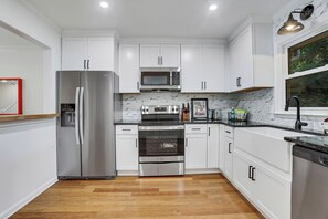 Kjøleskap, mikrobølgeovn, ovn og kokeplater