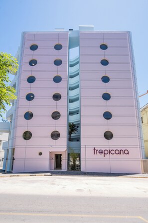 Vista frontal de la propiedad