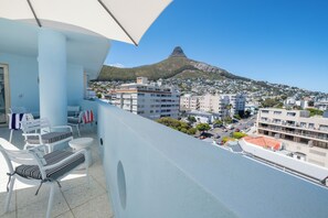 Alberca al aire libre y camastros