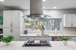 Réfrigérateur, micro-ondes, plaque de cuisson, lave-vaisselle