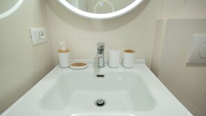 Shower, hair dryer, bidet, towels