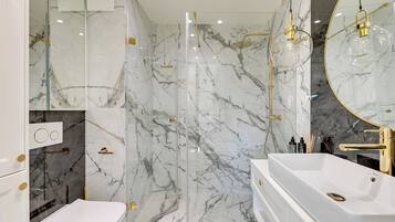 Superior Apartment | Bathroom | Free toiletries, hair dryer, towels, soap