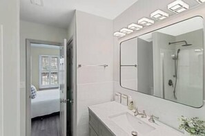 Bathroom - Golf Oasis Modern Townhome! (Charlotte)