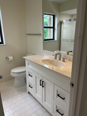 Douche, sèche-cheveux, serviettes fournies, savon