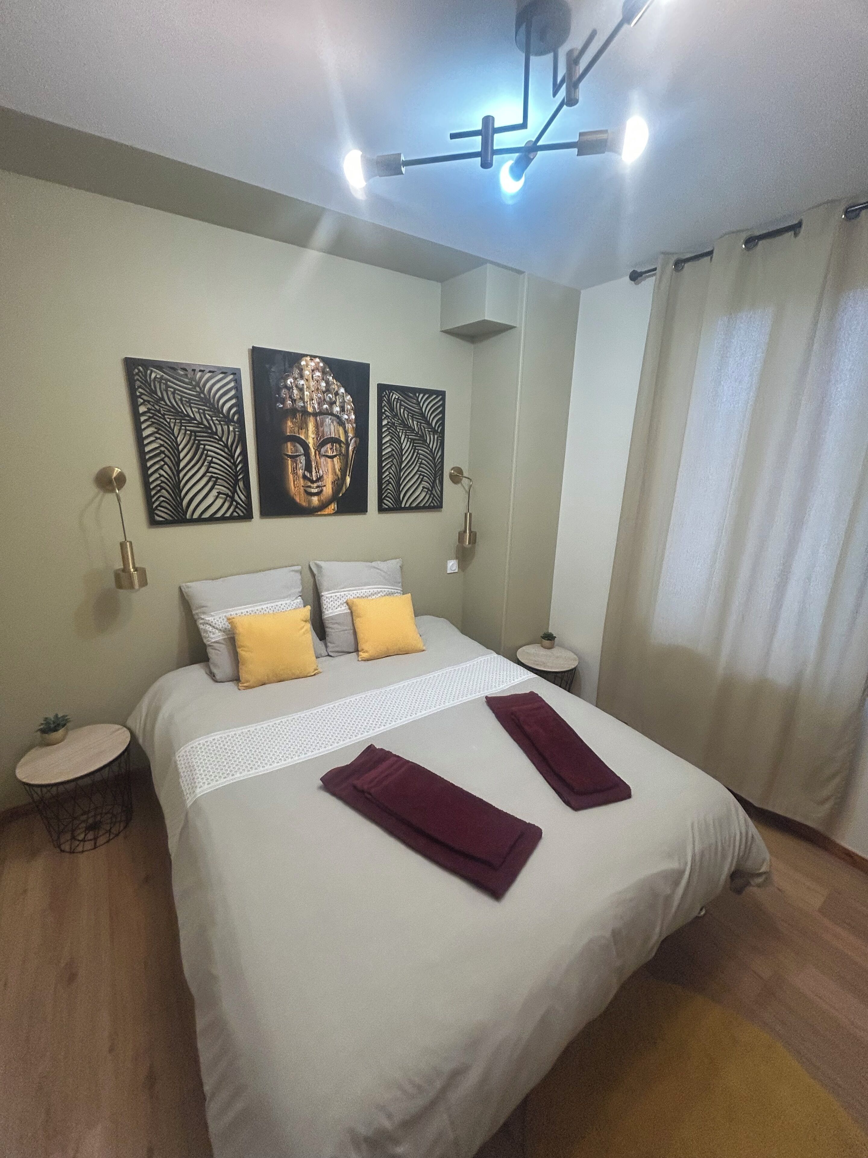 2 habitaciones, tabla de planchar con plancha, cuna de viaje y wifi 