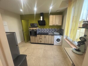 Micro-ondes, four, plaque de cuisson, cafetière/bouilloire