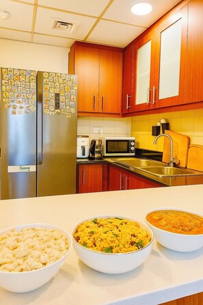 Fridge, microwave, oven, stovetop - Dubai Sea View Hostel , Palm JBR (Dubai)