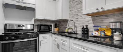 Køleskab, mikrobølgeovn, ovn, kogeplade