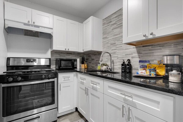 Køleskab, mikrobølgeovn, ovn, kogeplade