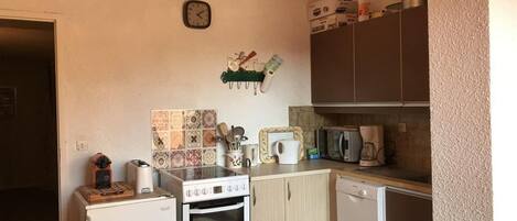 Four Ă micro-ondes, un four, lave-vaisselle