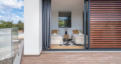 Hazel Yellow Villa, Sintra, Lisbon