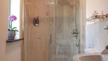 Shower, rainfall showerhead, free toiletries, hair dryer