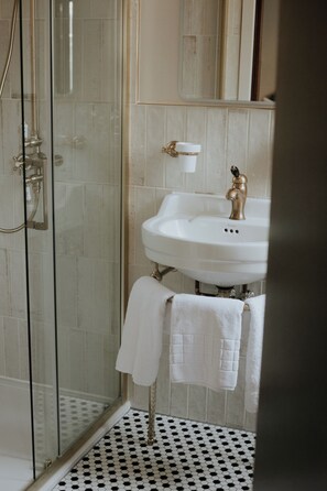 Traditional Double Room | Bathroom | Shower, rainfall showerhead, free toiletries, hair dryer