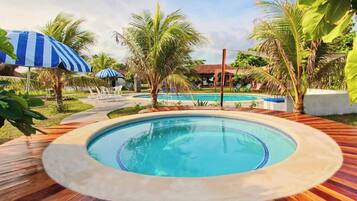 2 من حمّامات السباحة الخارجية، كبائن مجانية، مظلات على حمّام السباحة