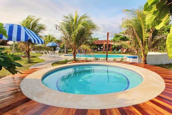 2 outdoor pools, open 6:00 AM to 10:00 PM, free cabanas, pool umbrellas - Somar Surf lodge (León)