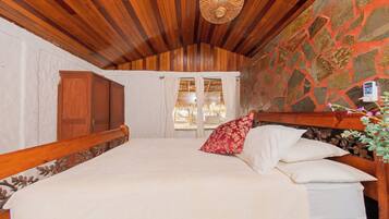 Suite – deluxe, 1 kingsize-seng, sjøutsikt | Skrivebord for bærbar PC, wi-fi (inkludert) og sengetøy