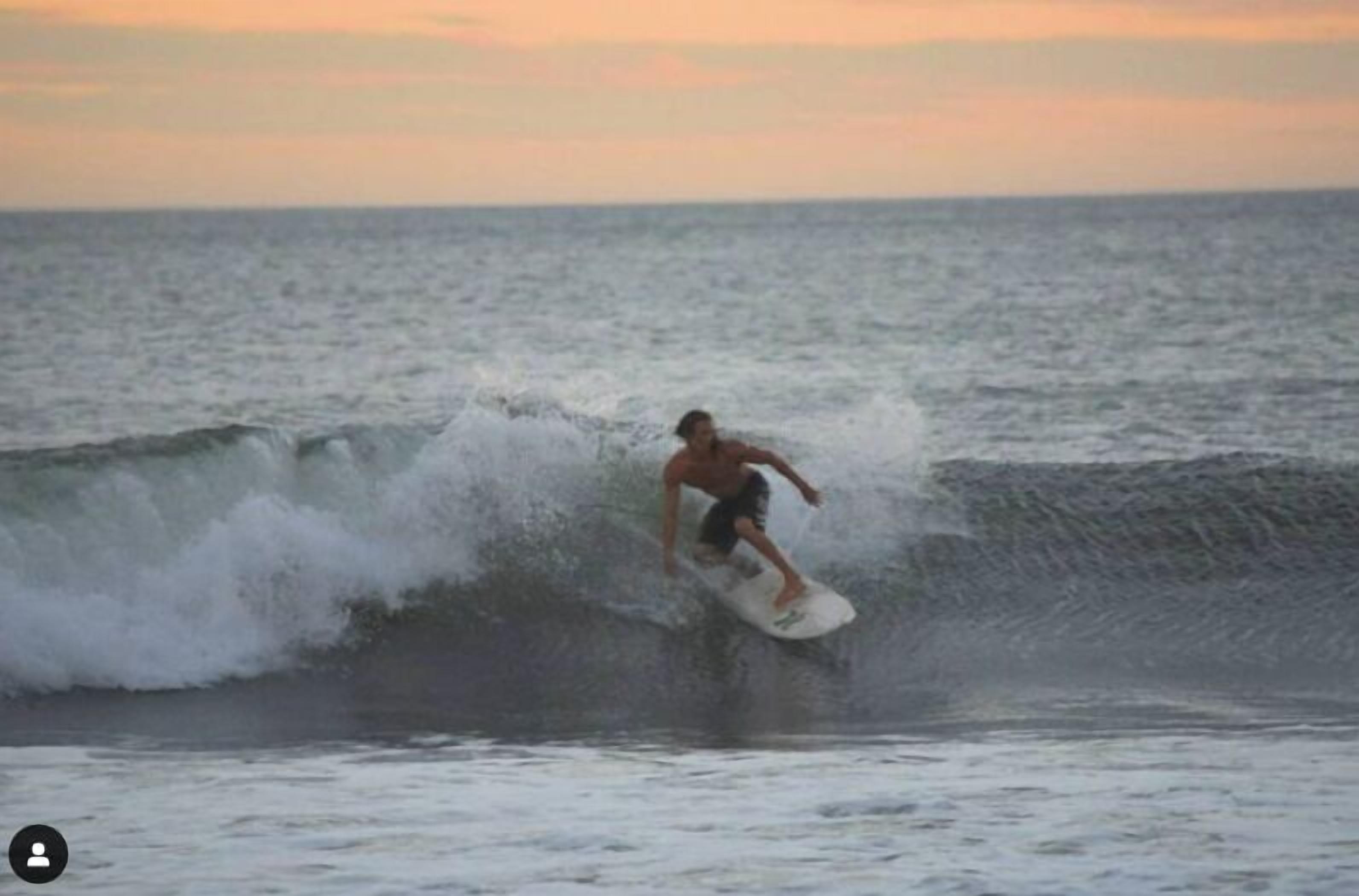 Um surfista deslizando sobre uma onda.
