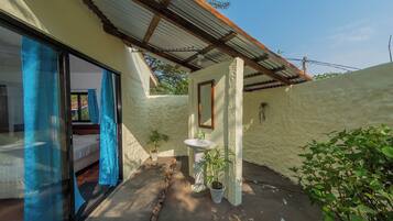 Cabaña de lujo, 1 cama King size | Baño | Regadera, amenidades de baño gratuitas, toallas, jabón