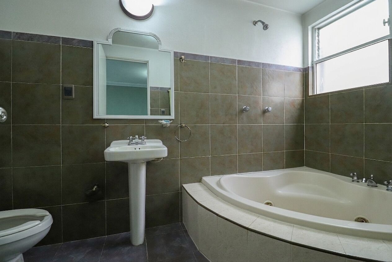 Suite Confort, vista a la ciudad | Baño | Tina con regadera, toallas, jabón, shampoo 