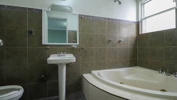 Suite Confort, vista a la ciudad | Baño | Tina con regadera, toallas, jabón, shampoo