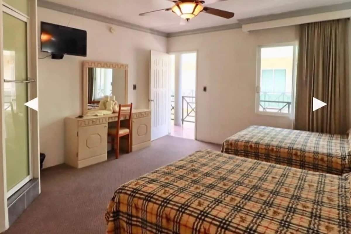 Habitación doble Confort | Espacio para trabajar con laptop y wifi gratis