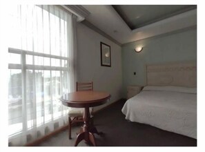 Suite Confort, vue sur la ville | Espace de travail pour ordinateurs portables, accĂšs au Wi-Fi (inclus)