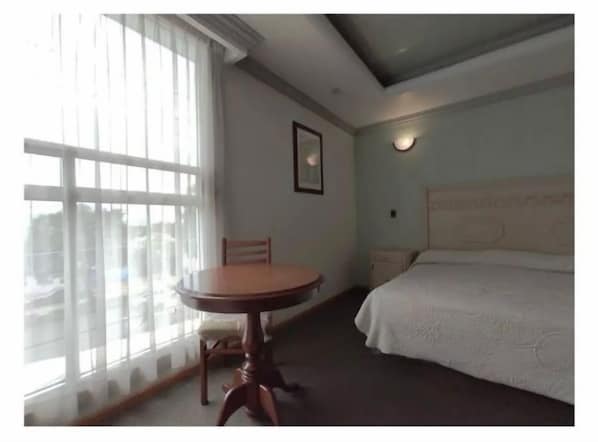 Suite Confort, vista a la ciudad | Espacio para trabajar con laptop y wifi gratis