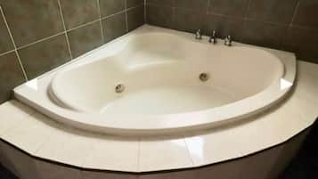Suite Confort, vista a la ciudad | Baño | Tina con regadera, toallas, jabón, shampoo