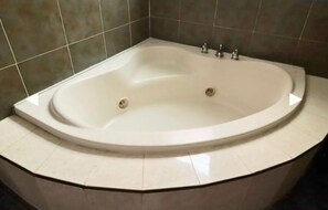 Suite Confort, vista a la ciudad | Baño | Tina con regadera, toallas, jabón, shampoo 