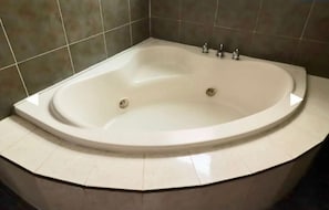 Suite Confort, vista a la ciudad | Baño | Tina con regadera, toallas, jabón, shampoo