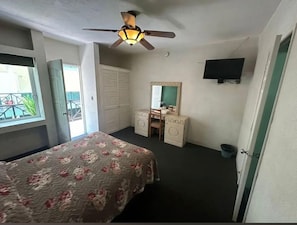 Habitación individual económica | Espacio para trabajar con laptop y wifi gratis