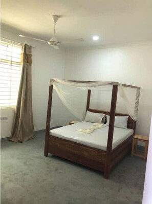 5 bedrooms, iron/ironing board, WiFi, bed sheets