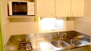 Réfrigérateur, micro-ondes, plaque de cuisson