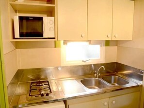 Refrigerador, microondas y parrilla de estufa 