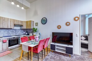 Kühlschrank, Mikrowelle, Ofen, Wasserkocher mit Kaffee-/Teezubehör
