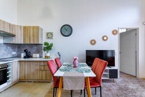 Refrigerador, microondas, horno y cafetera y tetera