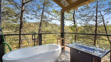 Tina de hidromasaje al aire libre