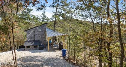Cozy cabin in charming Eureka Springs with WiFi and AC