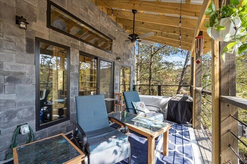 Cozy cabin in charming Eureka Springs with WiFi and AC