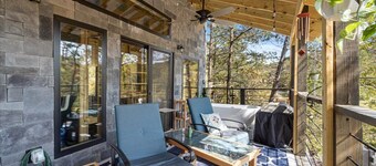 Cozy cabin in charming Eureka Springs with WiFi and AC