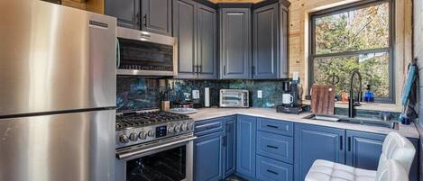 Een koelkast, een magnetron, een oven, een kookplaat